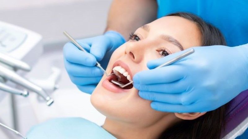 Hóp thái dương khi niềng răng: Nguyên nhân và cách cải thiện Theo dõi định kỳ trong suốt quá trình niềng răng để điều chỉnh kịp thời tình trạng