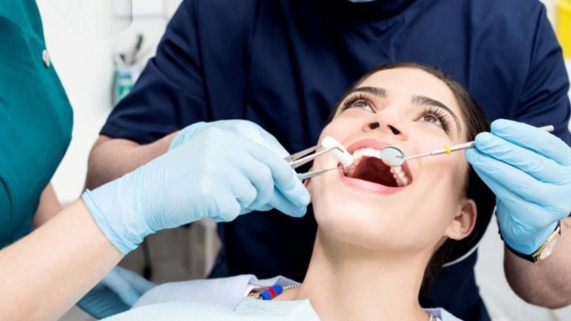 Nên tẩy trắng răng hay bọc sứ? Lời khuyên từ bác sĩ nha khoa Để đạt được hiệu quả làm trắng răng cần có phương án cá nhân hóa theo răng và nhu cầu