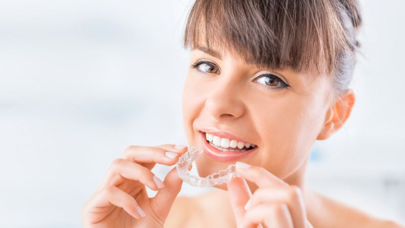 Niềng răng có được thi hoa hậu không? Loại chỉnh nha nào không ảnh hưởng Bạn nên chọn thời điểm thi phù hợp để có được nụ cười tự tin, dễ ghi điểm nhất