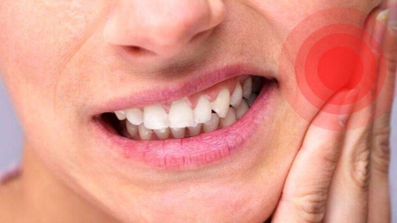 Review trồng răng Implant: Kinh nghiệm thực tế từ khách hàng và nha sĩ Nếu người bệnh bị sưng nề, đau kéo dài sau khi cấy Implant thì cần đi khám ngay