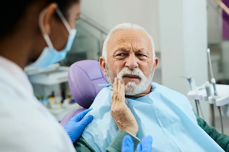 Giải đáp trồng răng Implant cho người cao tuổi được không? Quá trình tích hợp trụ Implant và xương hàm chậm hơn ở người lớn tuổi