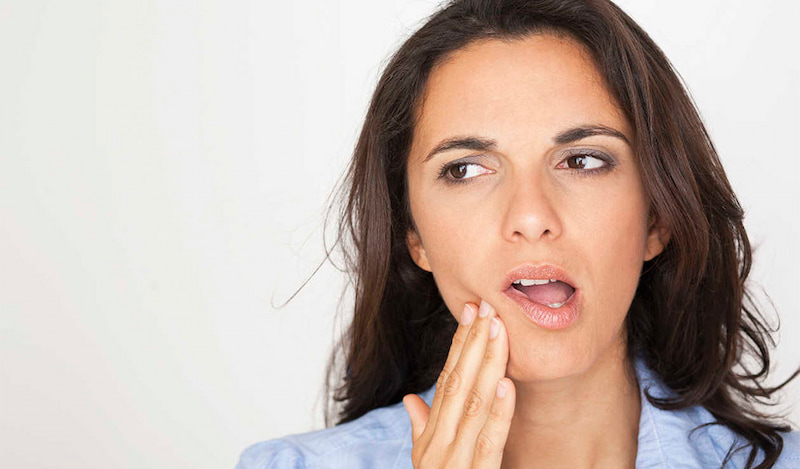 Trồng răng sứ bị cộm có sao không? Nguyên nhân và cách xử lý an toàn Trồng răng sứ bị cộm chủ yếu do lỗi kỹ thuật trong quá trình làm răng