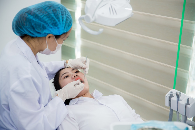 Trồng răng sứ bị đen chân răng: Nguyên nhân và cách khắc phục Tẩy trắng nội tủy sử dụng thuốc tẩy để hàm răng trắng sáng tự nhiên