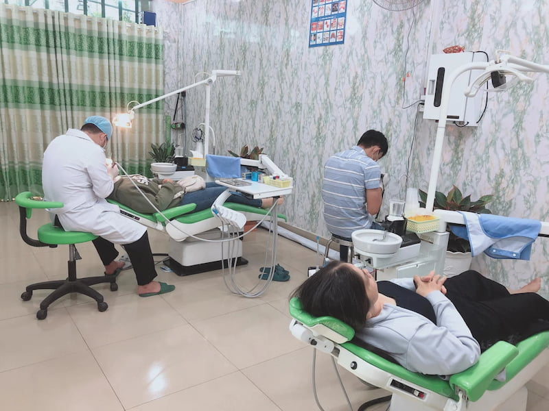 5 Địa chỉ trồng răng sứ Cần Thơ uy tín nhiều người dân tin tưởng Bác sĩ Ngọc Ngân thao tác cẩn trọng hạn chế tối đa ê buốt khi trồng răng