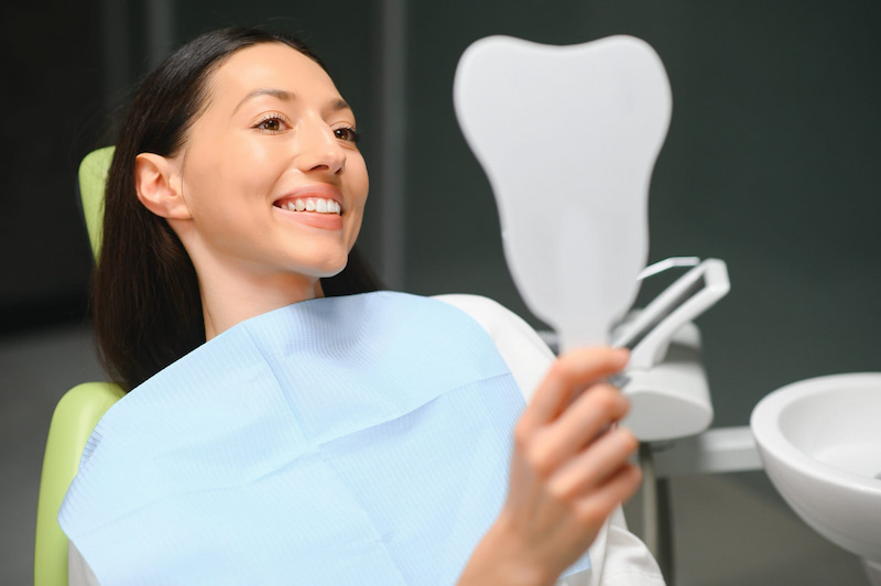 Trồng răng sứ kim loại có tốt không? Chi tiết ưu nhược điểm Răng hàm là vị trí phù hợp để phục hình sứ kim loại với ưu điểm về độ cứng