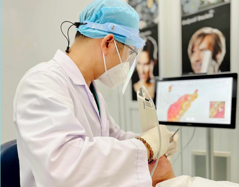 5 Nha khoa trồng răng sứ ở Vũng Tàu chất lượng đáng trải nghiệm Bác sĩ thăm khám kỹ lưỡng, tư vấn đầy đủ và xây dựng kế hoạch phù hợp