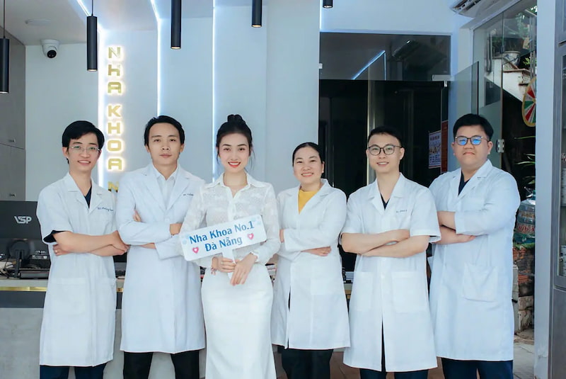 Review chi tiết 5 địa chỉ trồng răng sứ tại Đà Nẵng uy tín Đội ngũ bác sĩ được đánh giá cao về trình độ chuyên môn và y đức nghề nghiệp