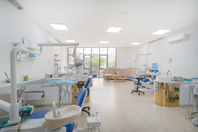 Review chi tiết 5 địa chỉ trồng răng sứ tại Đà Nẵng uy tín Phòng khám có đầy đủ các thiết bị hiện đại hỗ trợ bác sĩ tối đa