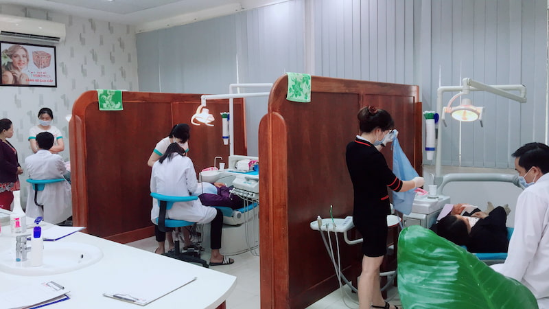 Review chi tiết 5 địa chỉ trồng răng sứ tại Đà Nẵng uy tín Khách hàng được thăm khám kỹ lưỡng trước khi xây dựng phác đồ cá nhân hóa