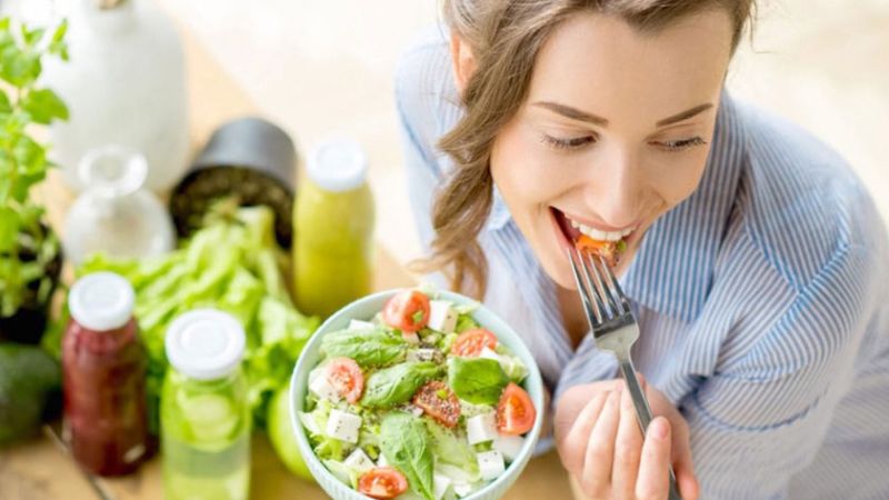 Bị viêm nha chu nên ăn gì? Danh sách thực phẩm cần tránh Ăn uống đúng cách có tác dụng hỗ trợ kiểm soát viêm nhưng không làm bệnh khỏi hẳn