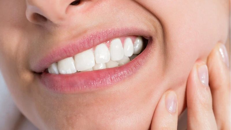 Đau kẽ răng là gì? Có nguy hiểm không? Răng nhạy cảm là nguyên nhân gây đau kẽ răng