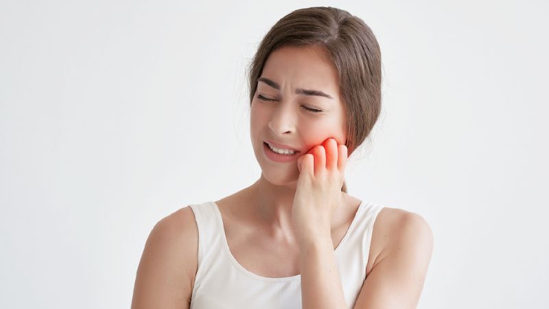 Đau kẽ răng là gì? Có nguy hiểm không? Nếu đau kẽ răng kèm theo sốt, người bệnh cần thăm khám bác sĩ