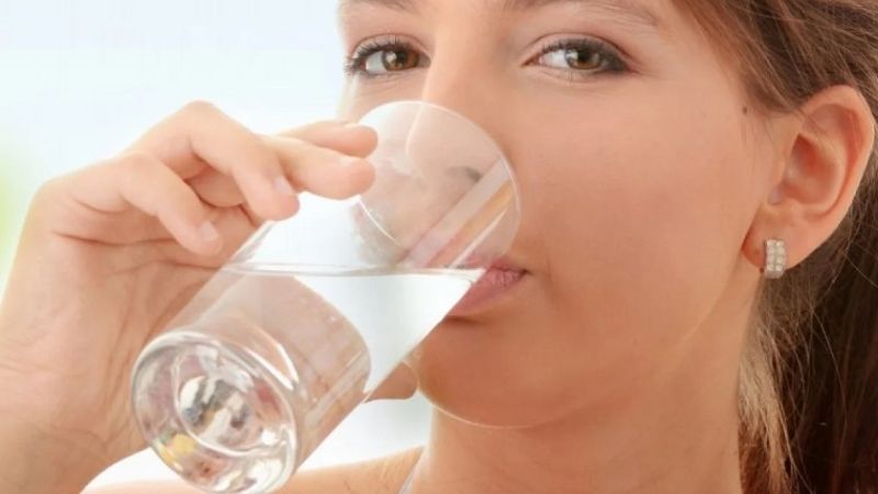 Đau răng ngậm gì để giảm đau nhanh và an toàn? Bác sĩ đáp Ngậm nước muối pha loãng giúp giảm đau răng tạm thời