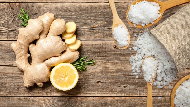 Đau răng ngậm gì để giảm đau nhanh và an toàn? Bác sĩ đáp Ngậm nước muối và gừng giã giảm cảm giác ê buốt răng