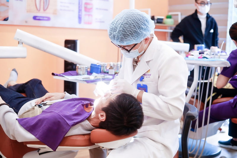 Nha khoa Alisa: Chuẩn mực điều trị an toàn từ y đức Đội ngũ bác sĩ Alisa đề cao đạo đức nghề nghiệp cùng năng lực chuyên môn