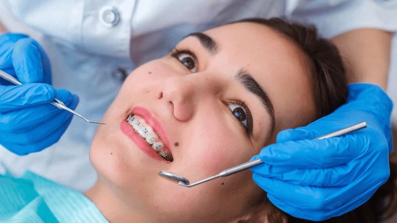 Niềng răng có bị sốt không? Cách phòng tránh sốt khi niềng Răng đau nhức sau niềng là phản ứng bình thường