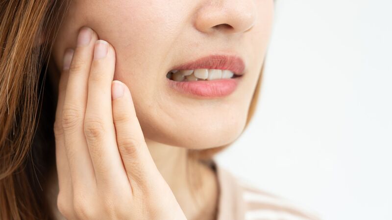 Răng đang đau có nhổ được không? Giải đáp chuẩn y khoa từ bác sĩ Răng đang đau nhẹ có thể nhổ khi chưa viêm lan rộng