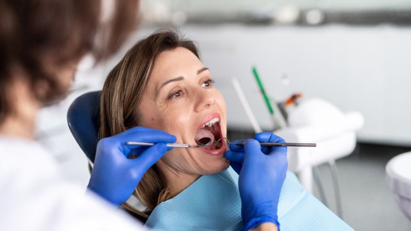 Sau sinh bị đau răng: Nguyên nhân và cách chữa hiệu quả Điều trị đau răng đúng cách sau sinh sẽ không làm ảnh hưởng đến sữa mẹ