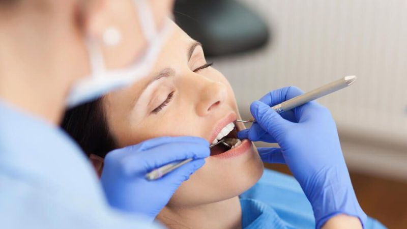 Thần chú chữa đau răng có thật sự giúp giảm đau không? Khi bị đau răng dữ dội nên đến cơ sở nha khoa thăm khám thay vì đọc thần chú