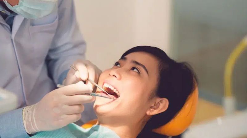 Tháo răng sứ có đau không? Có ảnh hưởng đến răng thật không? Tháo răng sứ làm lại không đau hơn so với lần đầu bởi bác sĩ đã kiểm soát bằng thuốc tê