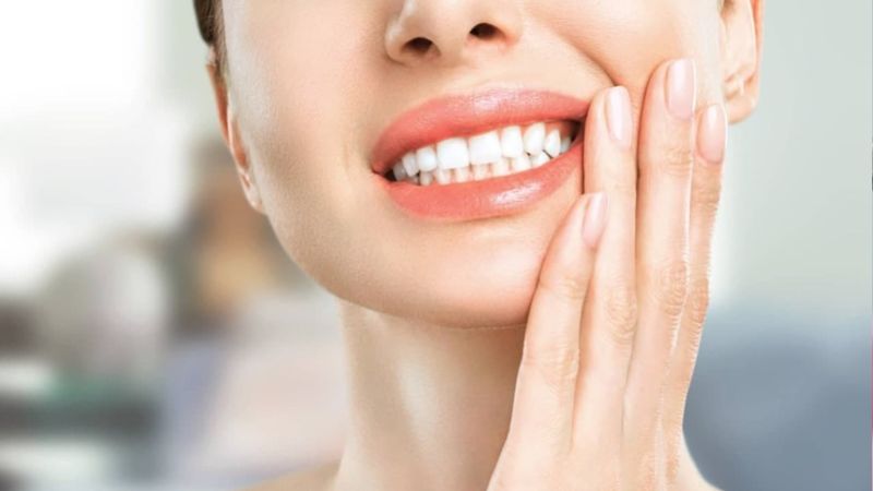 Tháo răng sứ có đau không? Có ảnh hưởng đến răng thật không? Sau tháo răng sứ, cảm giác đau và ê thường kéo dài trong 1 - 3 ngày đầu