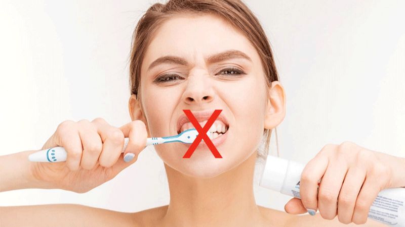 Bọc răng sứ titan có bị đen không? Lời khuyên từ bác sĩ Vệ sinh răng miệng không đúng cách là nguyên nhân khiến đen viền nướu khi bọc răng sứ titan