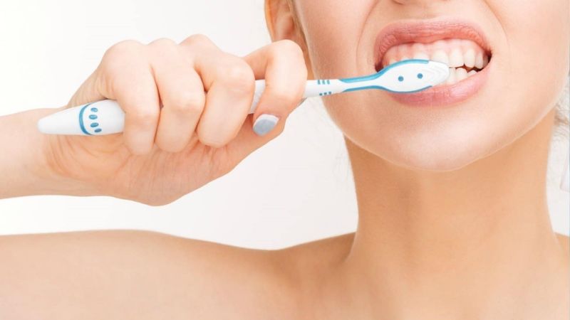 Bọc răng sứ titan có tốt không? Lưu ý trước khi thực hiện Tuân thủ hướng dẫn chăm sóc răng miệng để duy trì độ bền khi bọc răng sứ titan