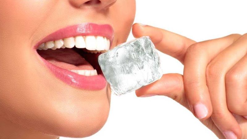 Bọc răng sứ titan được bao lâu? Các yếu tố quyết định Thói quen nhai đá cứng có nguy cơ làm giảm độ bền của răng sứ titan theo thời gian