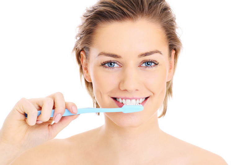 Mách bạn cách chữa đau nướu răng hiệu quả và ngừa tái phát Sử dụng bàn chải lông mềm, chải nhẹ nhàng làm sạch cặn thức ăn