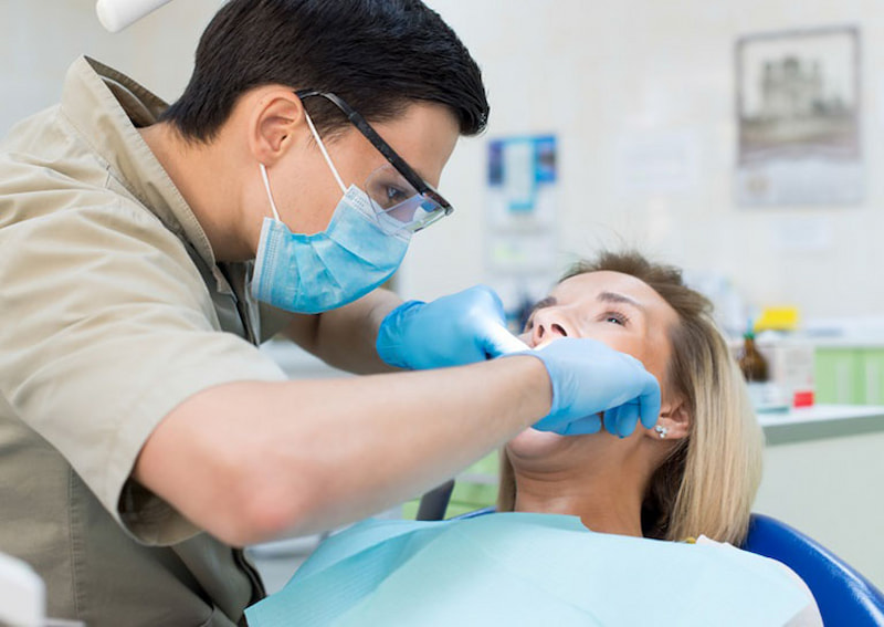 Mách bạn cách chữa đau nướu răng hiệu quả và ngừa tái phát Đau nướu răng có thể do viêm tủy, áp xe răng hoặc viêm nha chu