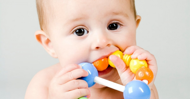 Bật mí cách giảm đau khi bé mọc răng hiệu quả từ bác sĩ Không nên để bé gặm các vật cứng, góc cạnh vì dễ làm tổn thương nướu