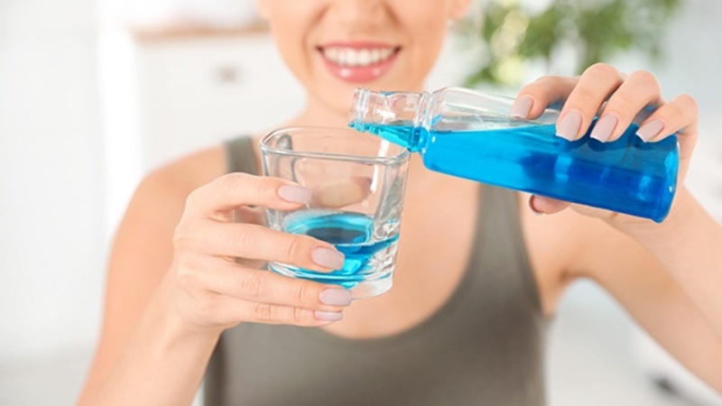 Cách trị hôi miệng khi bọc răng sứ dứt điểm từ chuyên gia Không nên lạm dụng nước súc miệng nồng độ cao khi bị hôi miệng