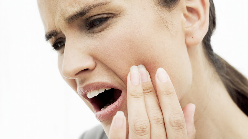 Cách chữa đau tủy răng tạm thời tại nhà an toàn hiệu quả Đau tủy răng khi cơn đau âm ỉ hoặc kéo dài thành từng cơn