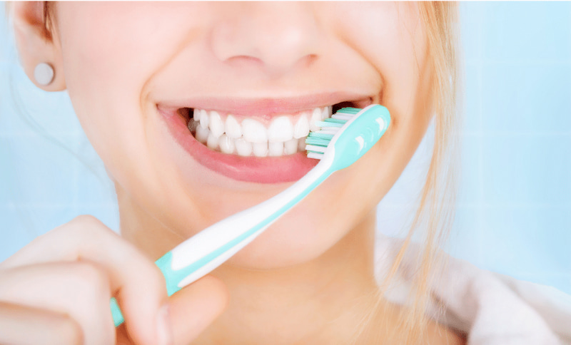 Cách chữa đau tủy răng tạm thời tại nhà an toàn hiệu quả Đánh răng nhẹ nhàng bằng bàn chải lông mềm ít nhất 2 lần/ngày