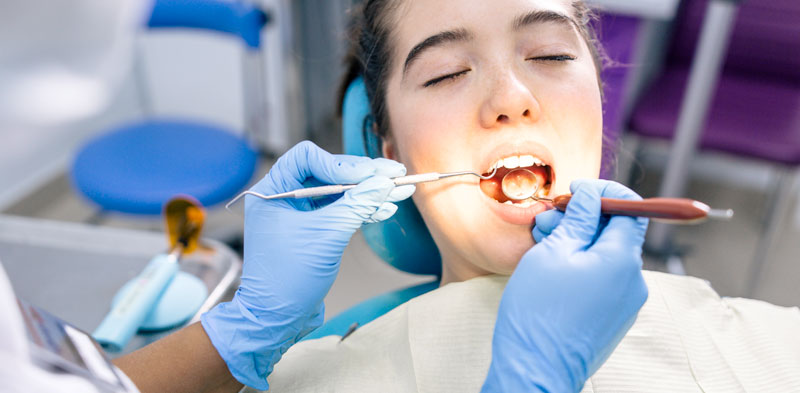 Đau nướu răng là gì? Nguyên nhân và khi nào cần khám ngay? Người bệnh cần đến nha khoa ngay khi sưng lợi kéo dài hơn 2 tuần