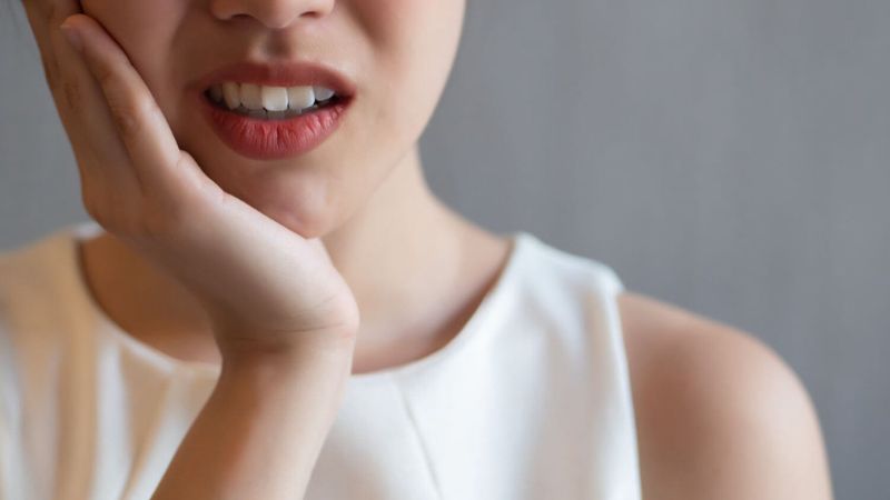 Đau răng nên chườm nóng hay lạnh? Bác sĩ trả lời thẳng Chườm nóng khi đau do căng cơ hàm hoặc rối loạn khớp thái dương hàm