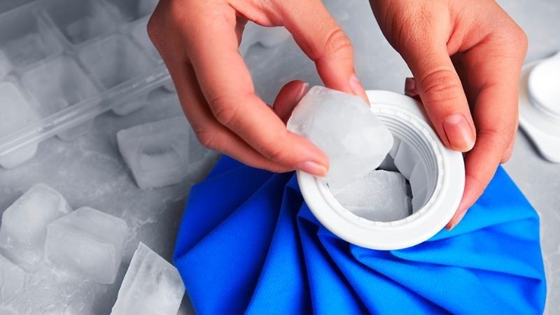 Đau răng nên chườm nóng hay lạnh? Bác sĩ trả lời thẳng Bọc đá trong khăn hoặc cho vào túi chườm rồi chườm má ngoài chỗ răng đau