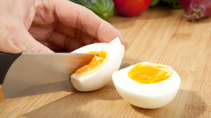 Chuyên gia giải đáp đau răng có nên ăn trứng gà không? Trứng luộc chín kỹ hoặc trứng hấp có kết cấu mềm, mịn và dễ nuốt