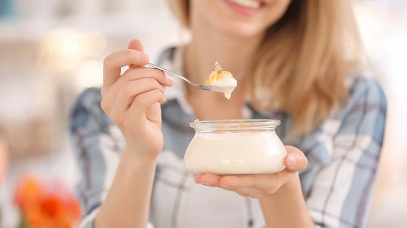 Chuyên gia giải đáp đau răng có nên ăn trứng gà không? Sữa chua giàu canxi, vitamin D củng cố cấu trúc men răng và xương ổ răng