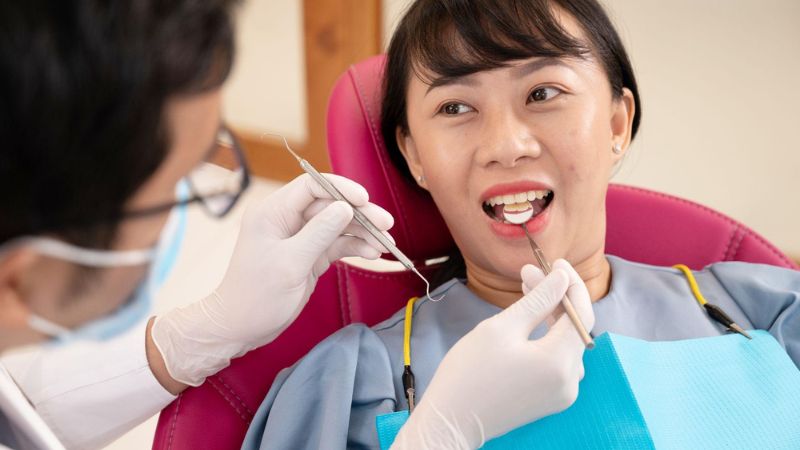 Quy trình bọc răng sứ titan diễn ra như thế nào? Lưu ý an toàn Quy trình bọc răng sứ titan gồm có 5 bước cơ bản theo chuẩn y khoa