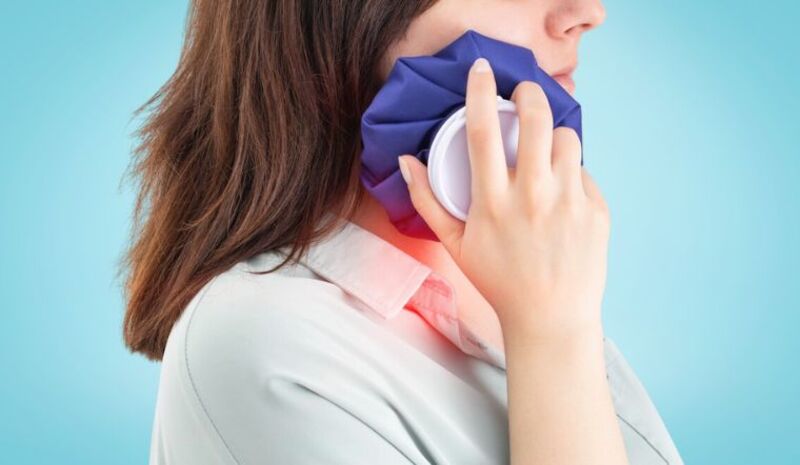 Bác sĩ hướng dẫn cách giảm đau sau khi nhổ răng hiệu quả Chườm lạnh trong 24 giờ đầu giúp giảm đau răng hiệu quả