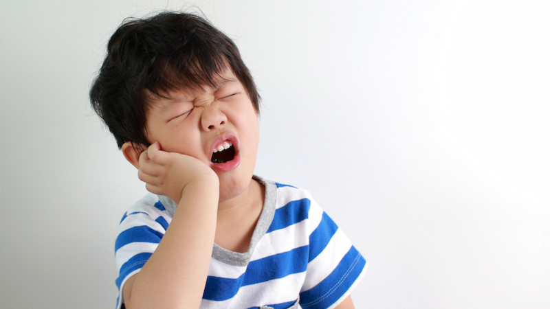 Cách nhổ răng tại nhà an toàn tránh rủi ro nguy hiểm Khi chảy máu liên tục, sưng mặt rõ, sốt,... cần được thăm khám sớm