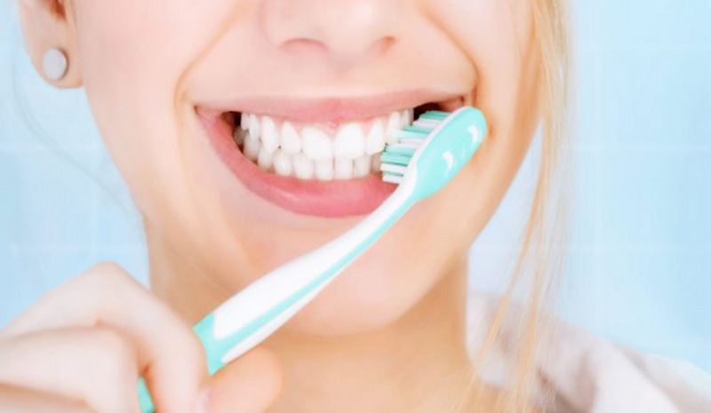 Cách chăm sóc sau nhổ răng khôn theo hướng dẫn từ bác sĩ Vệ sinh răng miệng nhẹ nhàng bằng bàn chải lông mềm