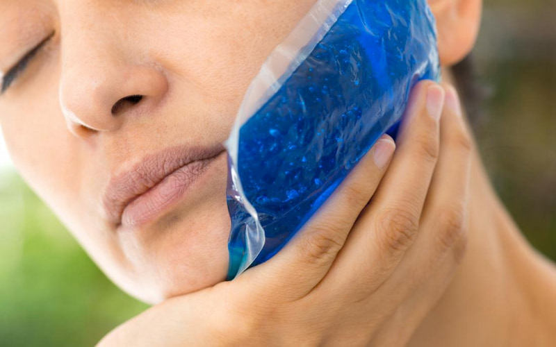 Nhổ răng khôn bị sưng có nguy hiểm không? Bao lâu thì hết? Dùng túi chườm để ngăn mát tủ lạnh sau đó áp lên vùng má ngoài