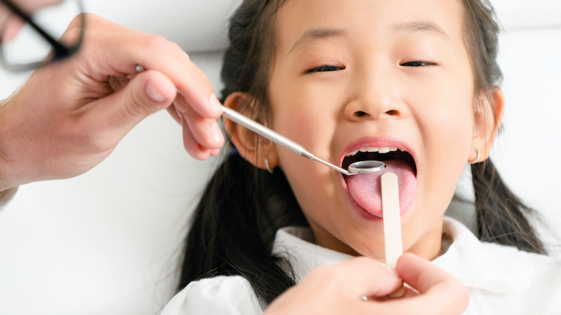 Nhổ răng sữa bao nhiêu tiền? Yếu tố ảnh hưởng đến chi phí Nhổ răng sữa cho trẻ có giá từ 50.000 - 200.000 VNĐ
