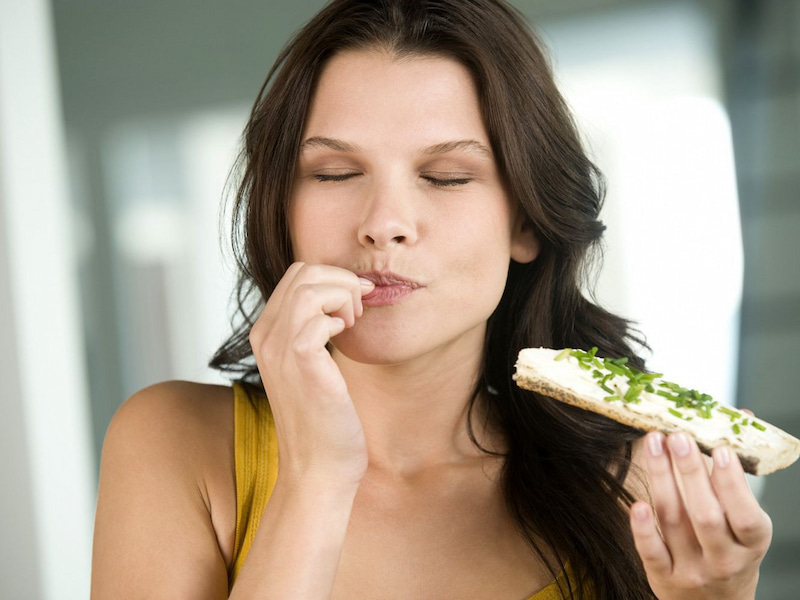 Nhổ răng số 8 đau mấy ngày? Làm gì để nhanh hết đau? Ăn nhai mạnh sau nhổ là nguyên nhân khiến người nhổ răng số 8 bị đau lâu hơn