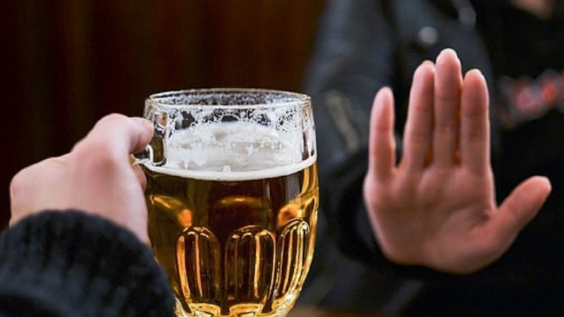 Răng khôn mọc lệch nhưng không đau có nên nhổ - Bác sĩ đáp Không uống rượu bia trong ít nhất 1 ngày để tránh nguy cơ chảy máu sau nhổ răng