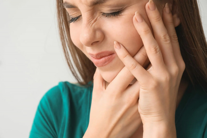 Giải đáp: Sau khi nhổ răng bao lâu thì được đánh răng Đánh răng ngay sau nhổ có thể làm chậm lành thương và dễ viêm, nhiễm trùng