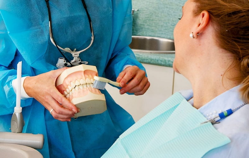 Giải đáp: Sau khi nhổ răng bao lâu thì được đánh răng Đặt bàn chải nghiêng khoảng 45 độ so với viền nướu và chải nhẹ nhàng