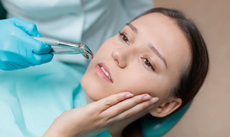 Giải đáp ngay: Tiêm thuốc tê khi nhổ răng có đau không? Do tâm lý căng thẳng nên nhiều cảm thấy đau khi tiêm thuốc tê